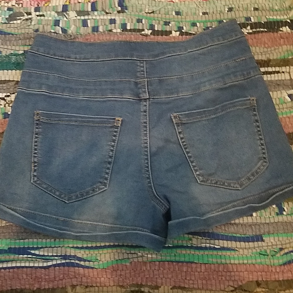 Shorts - Picture 3 of 3